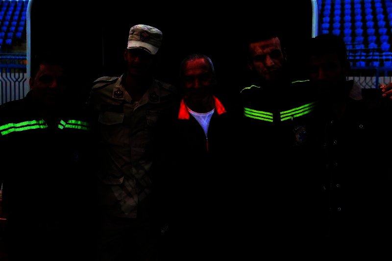 فيريرا مع رجال الأمن قبل مباراة الداخلية (تصوير: سارة عبدالباقي)