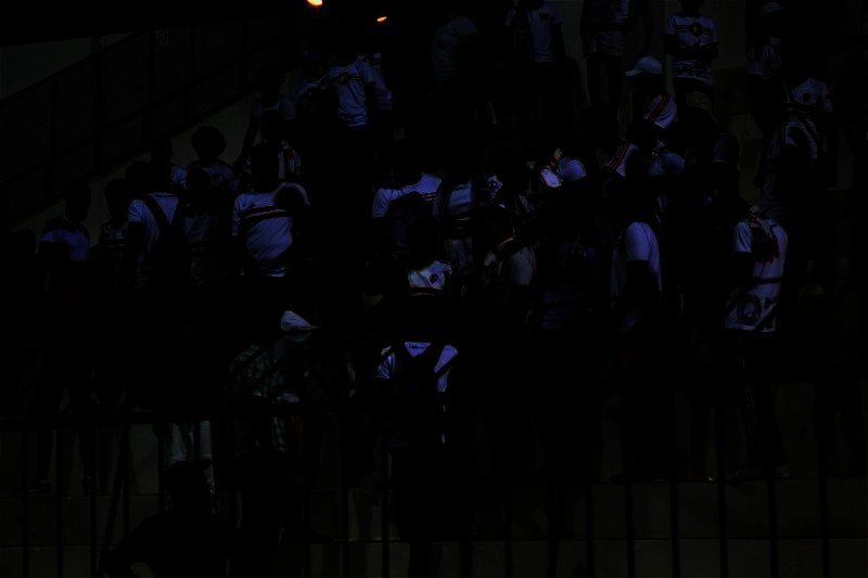 شماريخ ولافتات الوايت نايتس في ملعب الطيب المهيري (تصوير: سارة عبدالباقي)