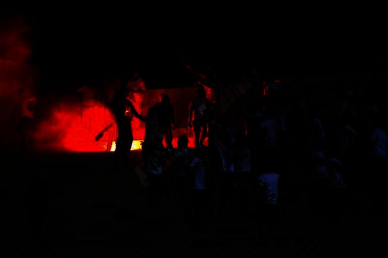 شماريخ ولافتات الوايت نايتس في ملعب الطيب المهيري (تصوير: سارة عبدالباقي)