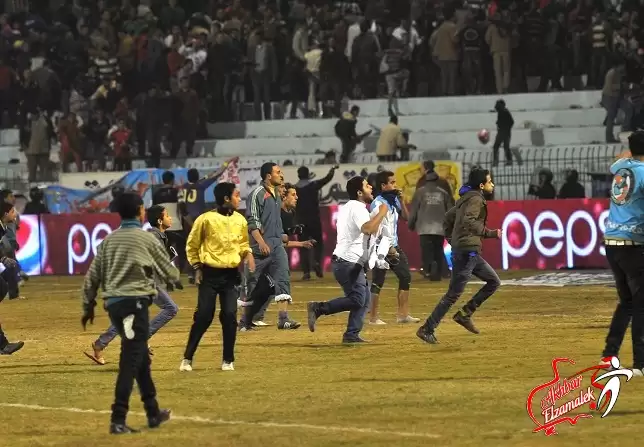 اخبار الزمالك - محدث بالفيديو والصور : جماهير المحلة تقتحم ملعب فريقها والحكم يلغي مباراة الأهلى