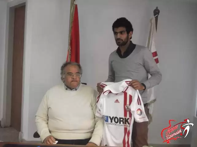 اخبار الزمالك - بالصورالحصرية : كواليس اجتماع إسلام عوض مع ممدوح عباس .. والخديوى يسلم اللاعب قميصه مع الفريق