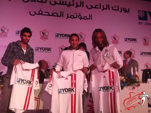 اخبار الزمالك - شاهد بالصور الحصرية : "يورك" تهدى فانلة الزمالك للثلاثى الجديد .. وهزار شيكا وسمير