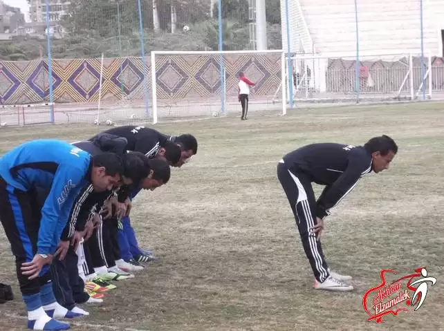 اخبار الزمالك - شاهد بالصور الحصرية .. الشيخ عبدالشافي يؤم لاعبي الزمالك في صلاة العصر