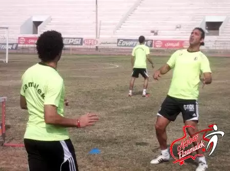 اخبار الزمالك - شاهد بالصور الحصرية .. ميدو يهزم زكي في الكرة الطائرة