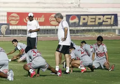 اخبار الزمالك - خاص .. شحاته يحرص علي مصافحة جميع لاعبي الزمالك قبل المران