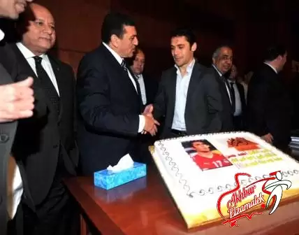 اخبار الزمالك - شاهد بالصور الحصرية .. تكريم الصقر بحصوله على لقب عميد لاعبي العالم