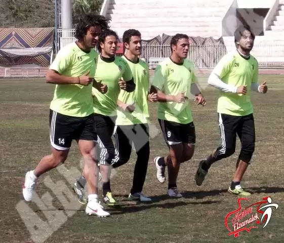 اخبار الزمالك - شاهد بالصور الحصرية .. هزار جماعي وحضور ابو رجيلة وأجواء مرحة في ملخص تدريبات الزمالك