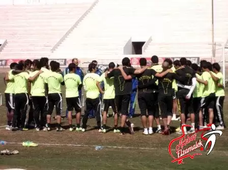 اخبار الزمالك - خاص .. المعلم يشرح للاعبيه خطة لقاء الذهاب قبل التدريب الرئيسي علي الحربية اليوم