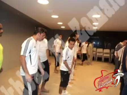 اخبار الزمالك - شاهد بالصور الحصرية .. لاعبو  الزمالك يؤدون صلاة الجمعة بفندق اقامتهم في ابيدجان