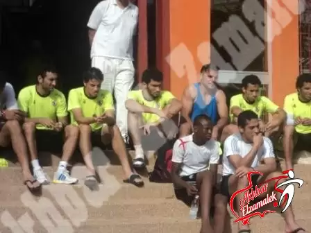 اخبار الزمالك - شاهد بالصورة الحصرية .. لاعبو الزمالك ينتظرون "الفرج" من فوق سلالم ابيدجان 