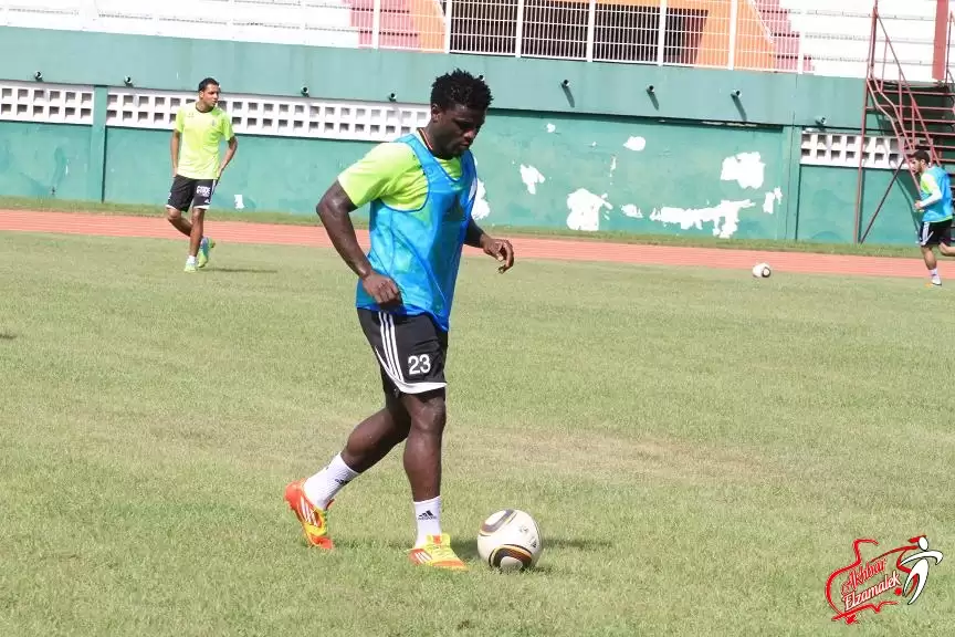 اخبار الزمالك - شاهد بالفيديو .. تدريبات إحماء لاعبي الزمالك وافريكا سبورت  بكاميرا النهار!