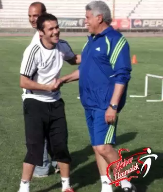 اخبار الزمالك - شاهد بالصور الحصرية .. زكي الرايق وفتح الله البرنس وسمير زعلان وهزار ساخر بين المعلم والصقر في كواليس مران الزمالك 