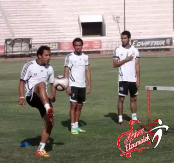 اخبار الزمالك - شاهد بالفيديو الحصري .. جدعنة المعلم وشاي رزاق ومهارات خاصة لنجوم الزمالك في كواليس مران الفريق