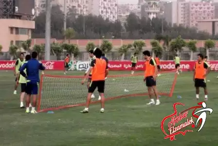 اخبار الزمالك - شاهد بالصور الحصرية .. طيران مثير لزكي وامام وادب جعفر ومباراة تنس بالقدم في المران الاخير للزمالك قبل موقعة الفاسي