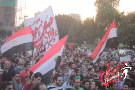 اخبار الزمالك - شاهد بالصور الحصرية .. الوايت نايتس تشعل مظاهرات التحرير بالشماريخ وتهتف" الشعب يريد تطهير البلاد"!!