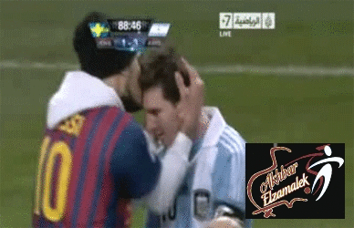 فيديو:مشجع برشلوني يقبل ميسي على أرض الملعب