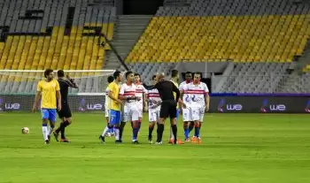 اخبار الزمالك - أحضان وقبلات في احماء لاعبي الزمالك والاسماعيلي