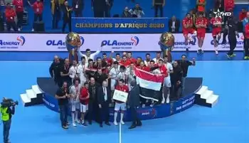 اخبار الزمالك - بالصور ..هاشم يخطف الأضواء بتقبيل قدم والدته  ورقم قياسي للاحمر والدرع احسن لاعب  فى تأهل مصر لاولمبياد طوكيو 