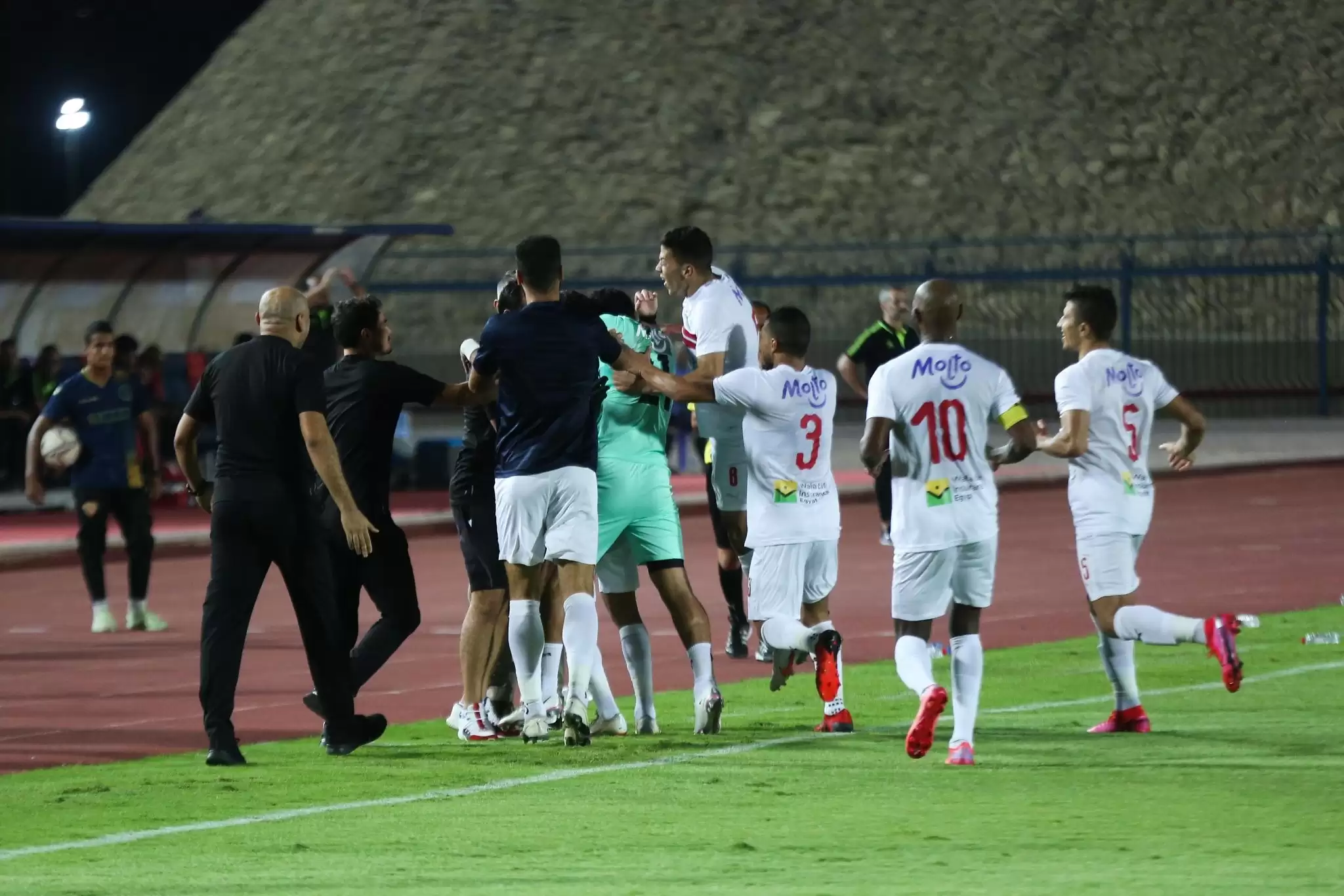 اخبار الزمالك -  بالصور ..  فرحة كارتيرون بهدف زيزو  والحديث عن الاهلى و خداع عامر واحتفال بن شرقي فى  فوز الزمالك القاتل على سيراميكا 